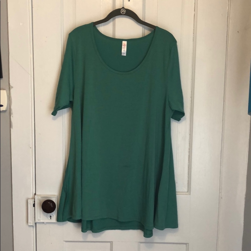 NWOT Lularoe Perfect T Top